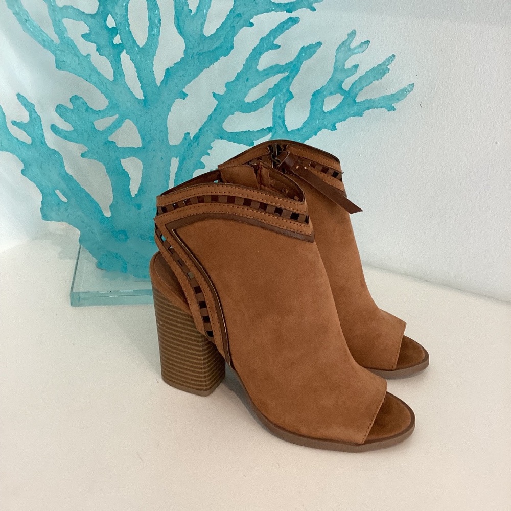 Dolcetta Riley Laser Cut Open Toe Chestnut Ankle Booties Size 6M Chucky Heels